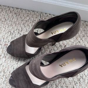 Beautiful Prada Camoscio Suede Pumps! These are stunning!